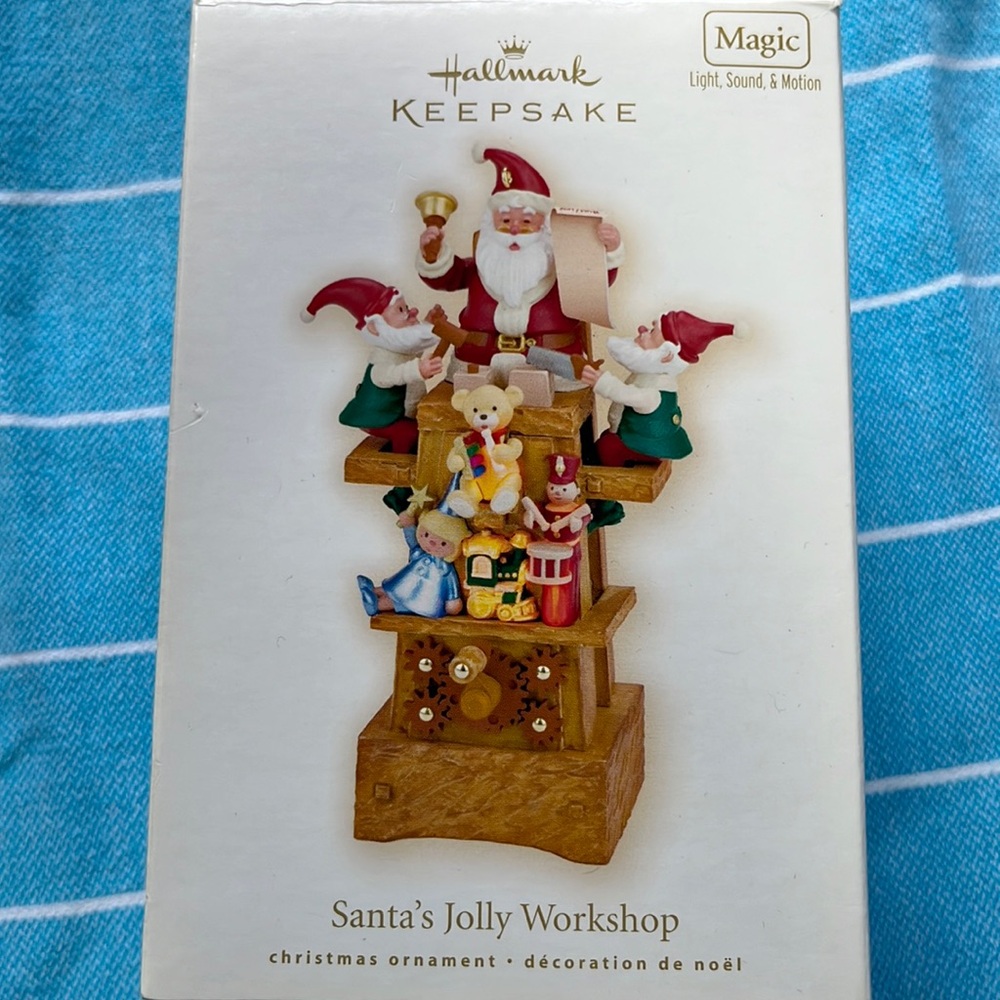 2009 Hallmark Collectible Keepsake Santa’s Jolly Workshop ‘Magic’ Ornament